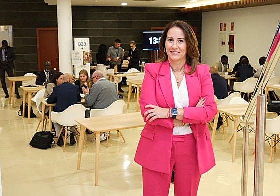 Lola García, primera mandataria majorera, en la zona de mesas de trabajo de Africagua 2025.