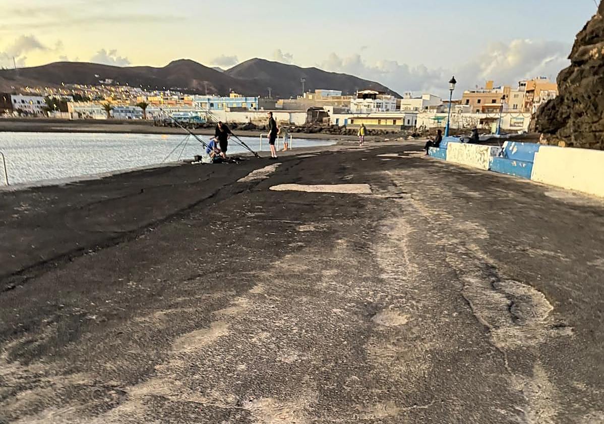 Muelle de Tarajalejo, en el municipio de Tuineje, con sus habituales pescadores y los huecos y baches en el firme exterior.
