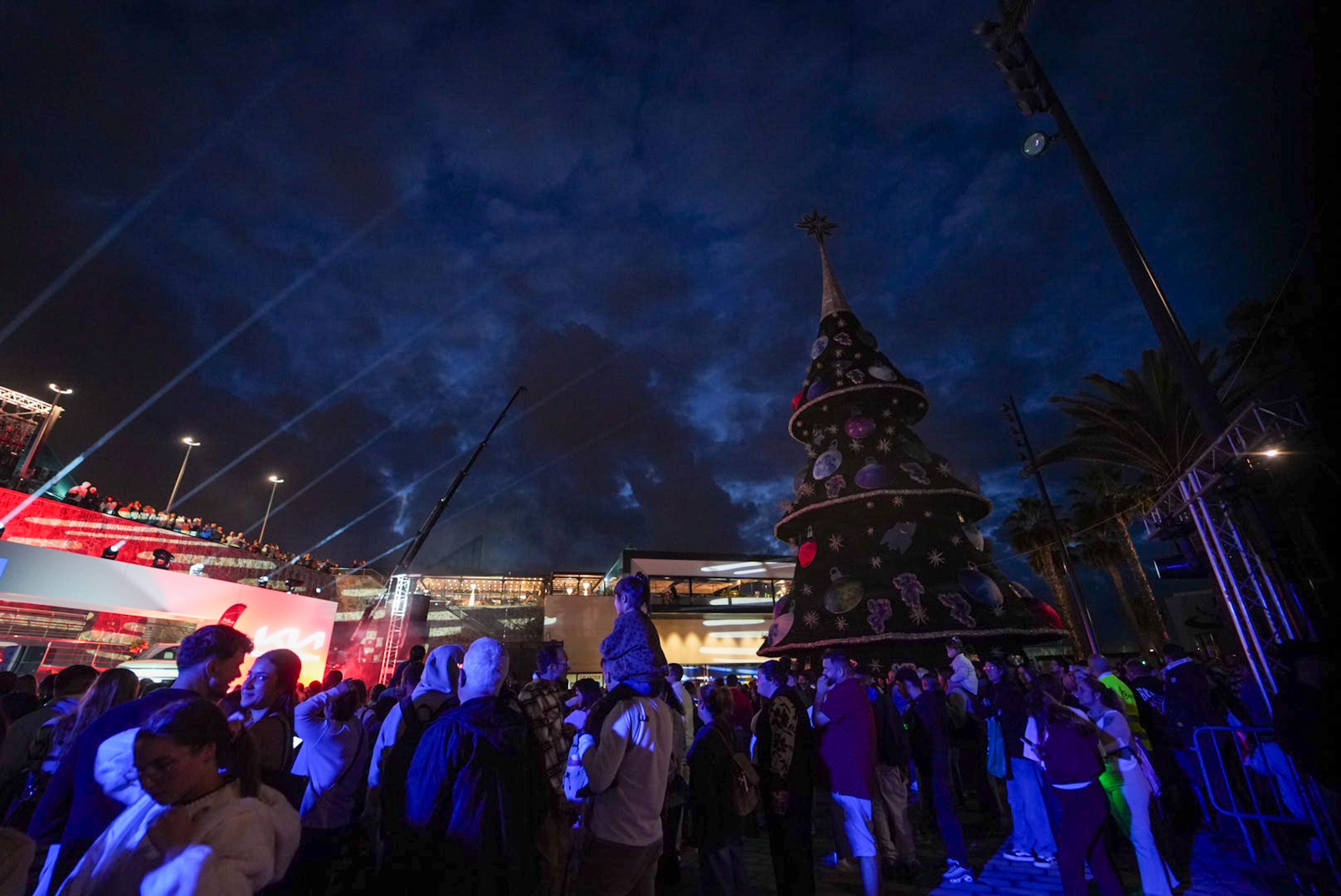 El encendido de las luces de navidad de Las Arenas, en imágenes