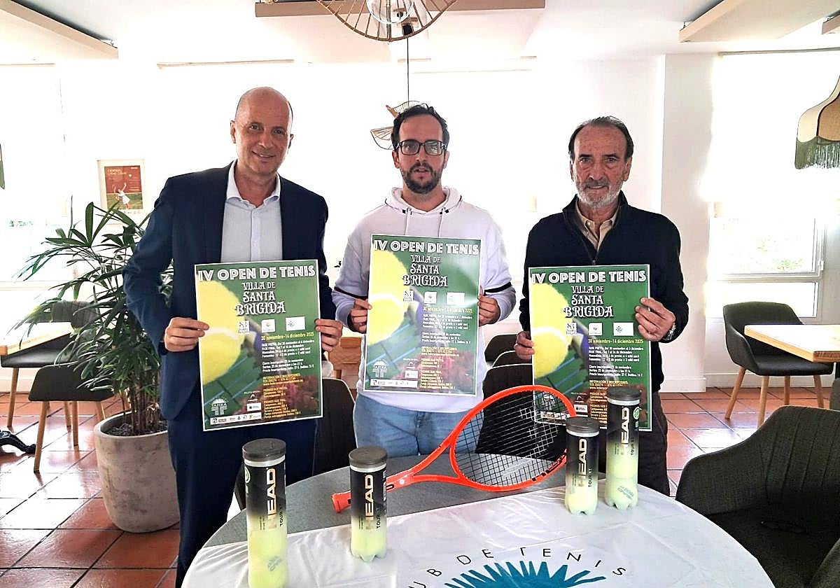 Las autoridades, en la presentación del evento.