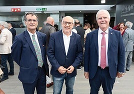El presidente de Oneport, José Mayor, junto al del Cabildo, Antonio Morales, y el de los Transitarios (Ateia), Manuel Herrera.