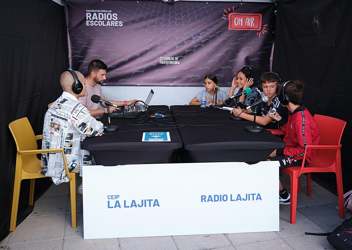 Imagen secundaria 1 - Hasta del municipio de Pájara acudieron los centros con sus radios escolares.