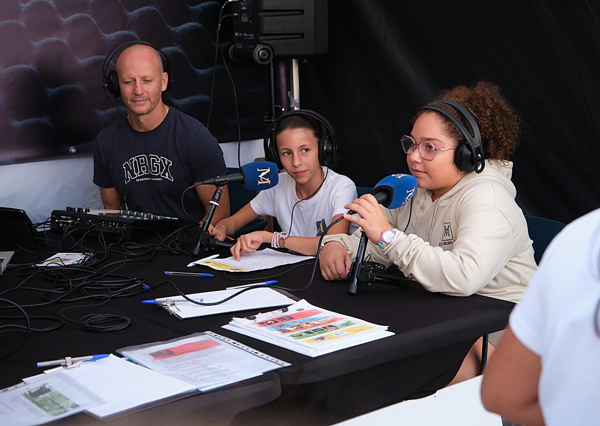 Imagen secundaria 1 - Las radios escolares, en medio de su programación.