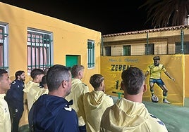 Imagen de los jugadores de Las Palmas C visualizando el mural en homenaje a Zeben Ramos.