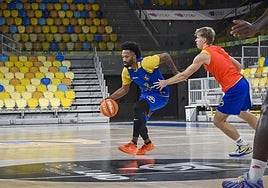 Angola supera a Heinonen en un entrenamiento esta semana en el Arena.