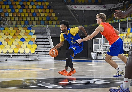 Angola supera a Heinonen en un entrenamiento esta semana en el Arena.