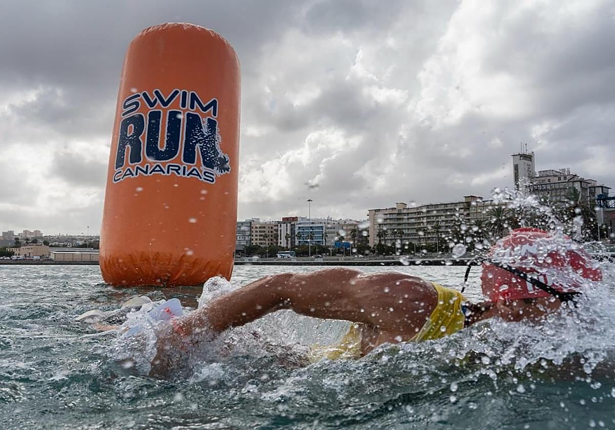 Imagen principal - La capital vive su primera Gran Canaria Swimrun con la participación de 250 atletas