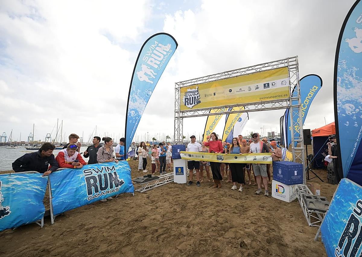 Imagen secundaria 1 - La capital vive su primera Gran Canaria Swimrun con la participación de 250 atletas