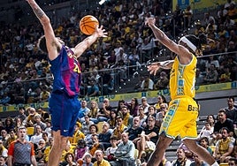 Brussino intenta progresar ante Abrines.