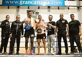 Cazorla, en el centro de la imagen, luciendo su flamante cinturón de campeón de España.