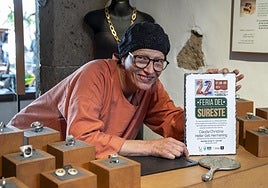 La joyera Claudia Heller, en su tienda-taller en Agüimes, con el reconocimiento de la Feria del Sureste.