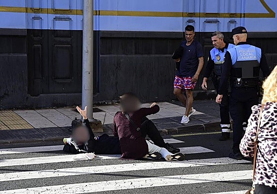 Imagen de las personas heridas tras el atropello siendo atendidas por la Policía Local.