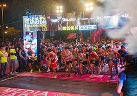 Salida de la prueba plgada de atletas y de colorido.