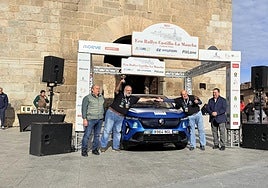 Juan Carlos de Felipe y Teo Vega, orgullosos con sus trofeos a la conclusión de la prueba.
