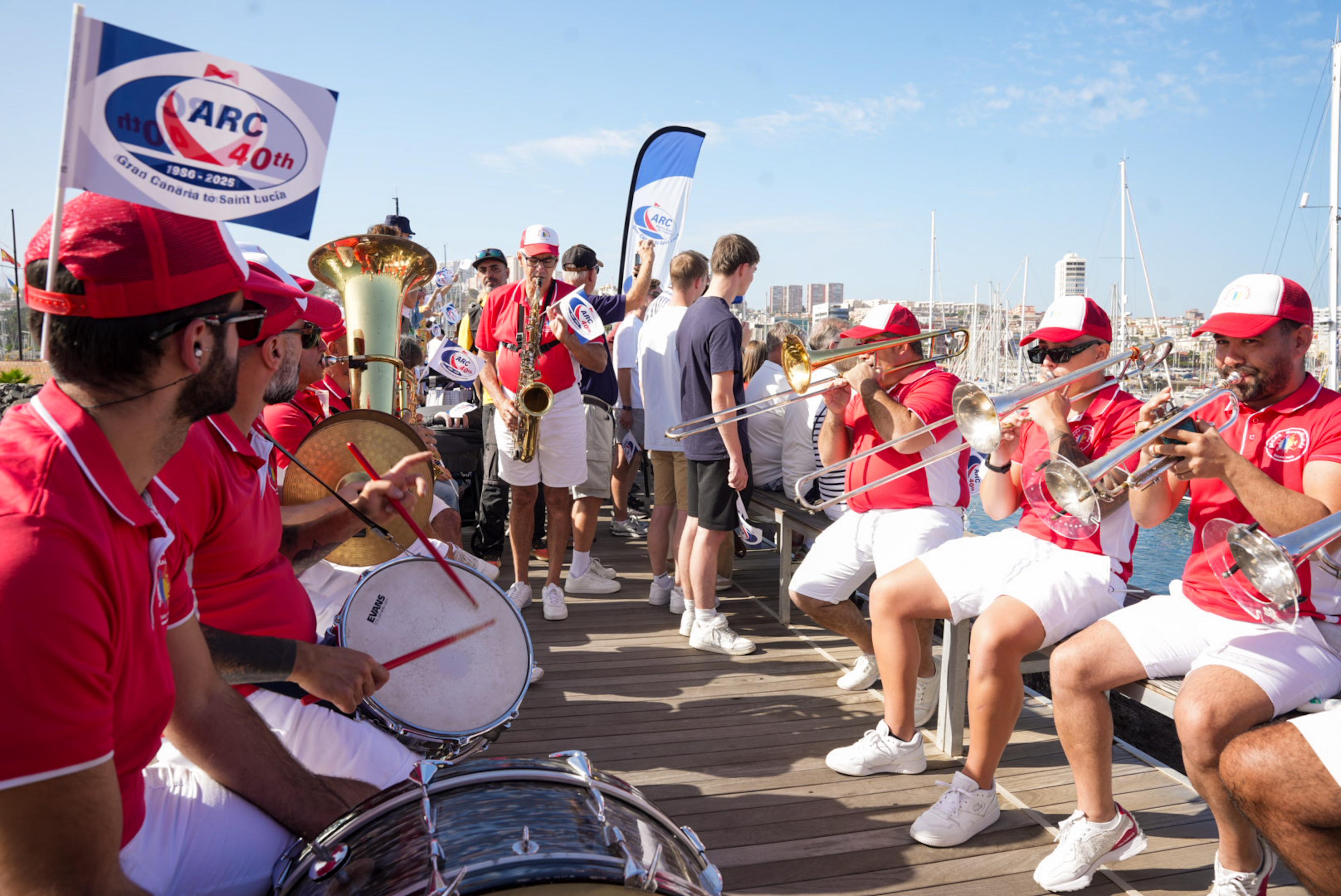 Despedida multitudinaria en la 40ª ARC: navegantes de 33 nacionalidades parten desde el Muelle Deportivo