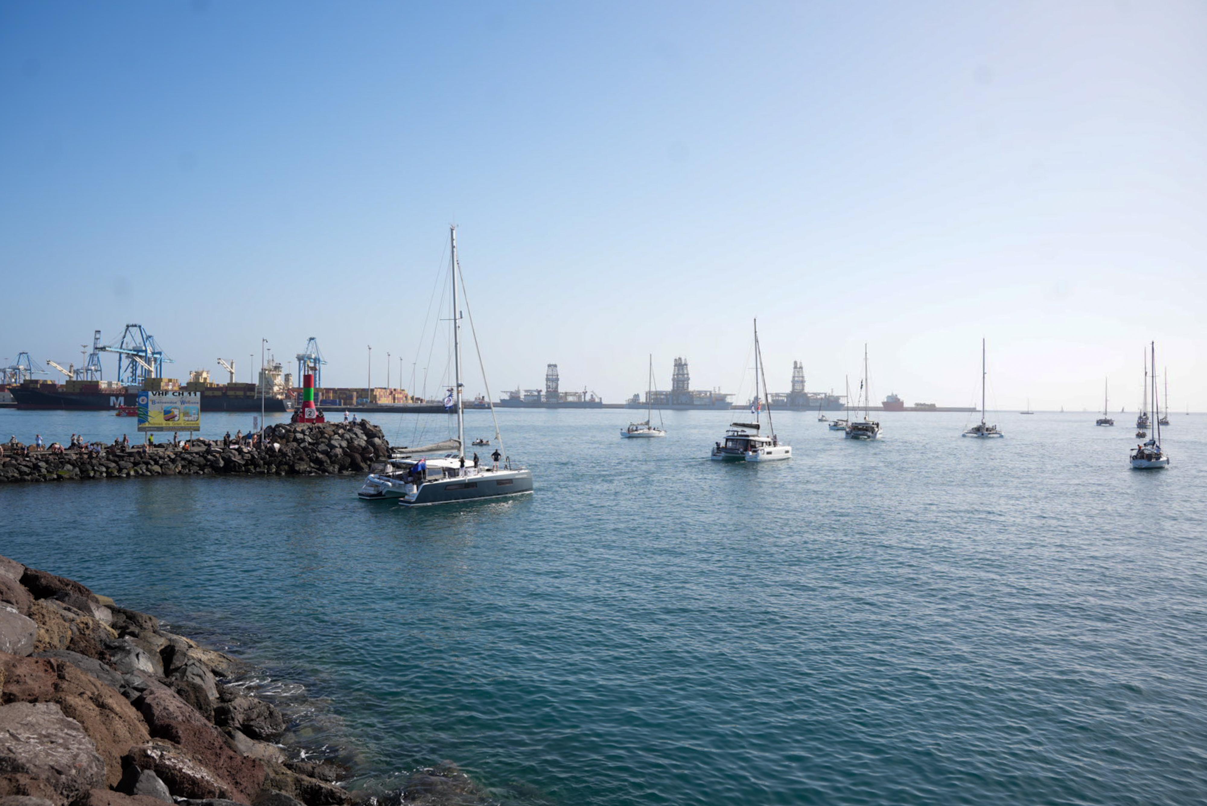 Despedida multitudinaria en la 40ª ARC: navegantes de 33 nacionalidades parten desde el Muelle Deportivo