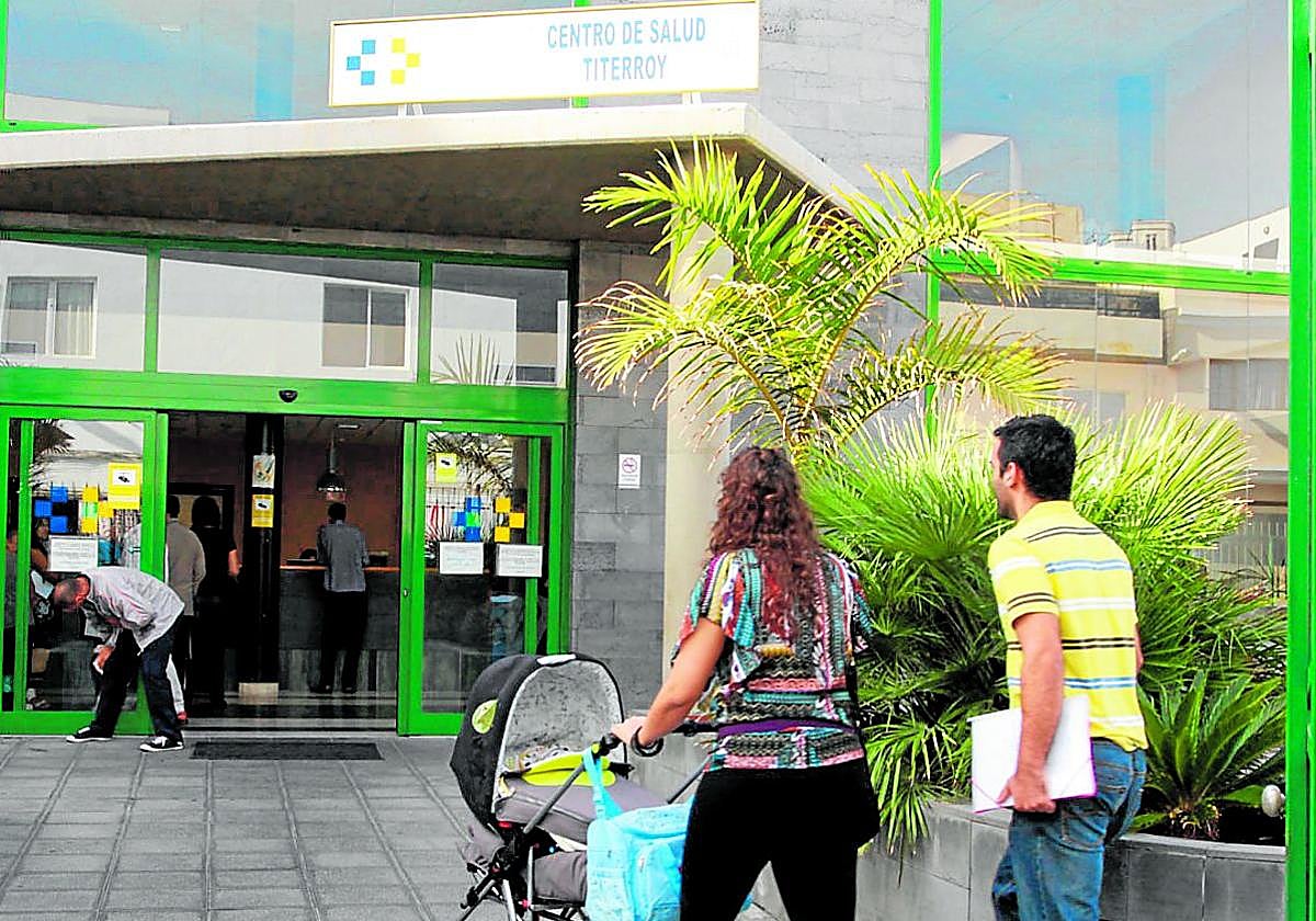Foto de archivo de la entrada a un centro de salud.