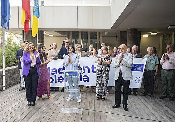 Aplausos tras la lectura del manifiesto contra la violencia de género.