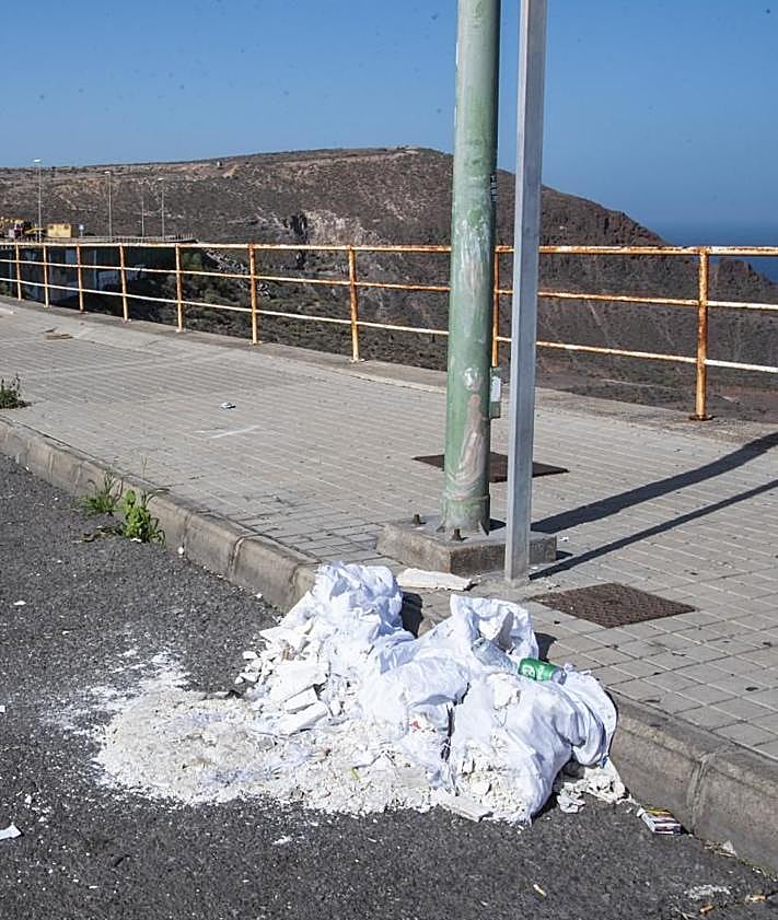 Imagen secundaria 2 - Los empresarios se quejan del abandono.
