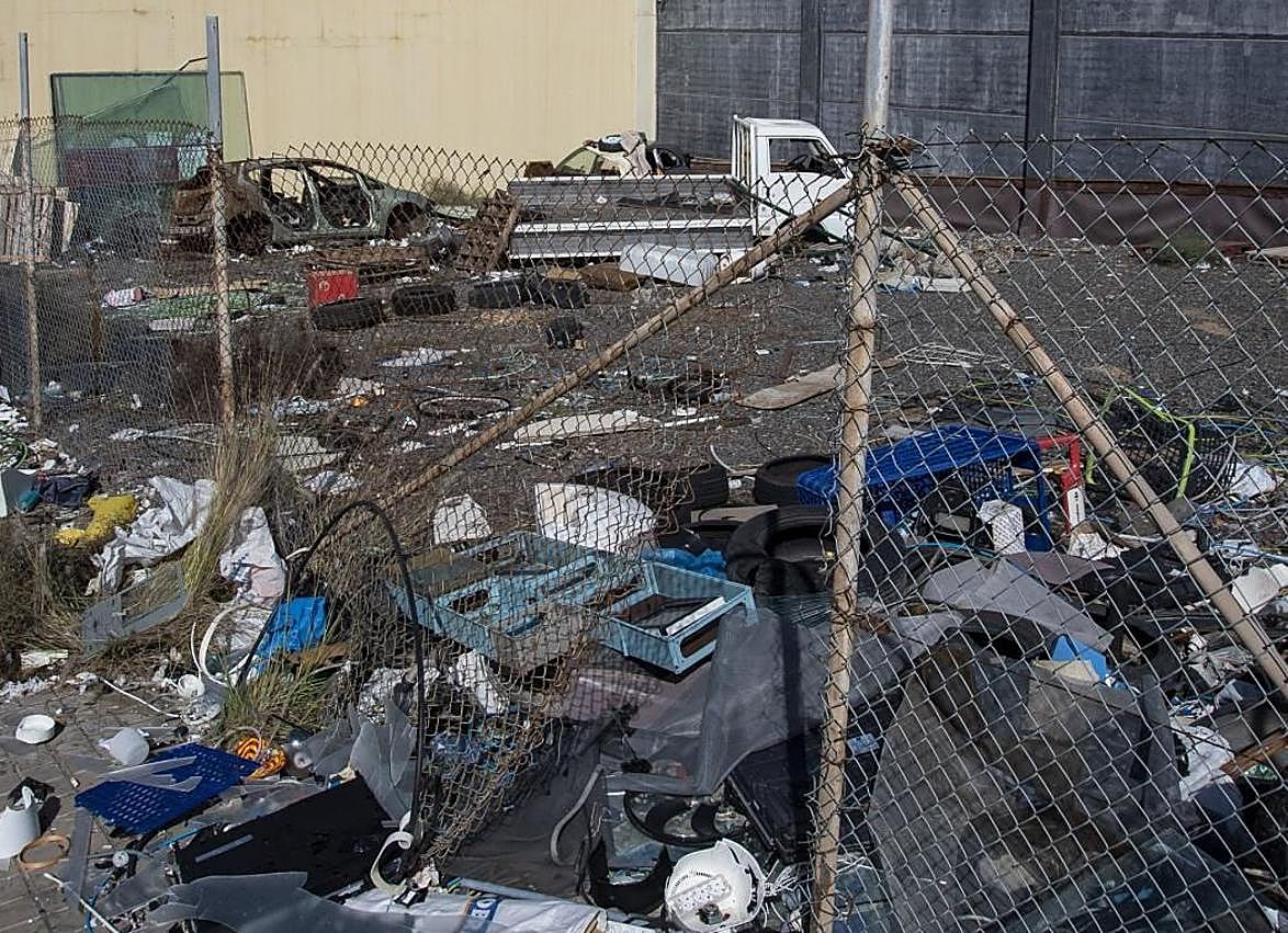 Imagen secundaria 1 - Los empresarios se quejan del abandono.