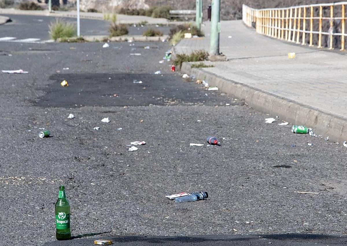 Imagen secundaria 1 - Aspecto que presentaba la urbanización este domingo.