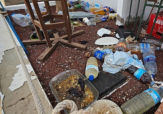 Basura acumulada en las antiguas canchas de tenis y pádel.