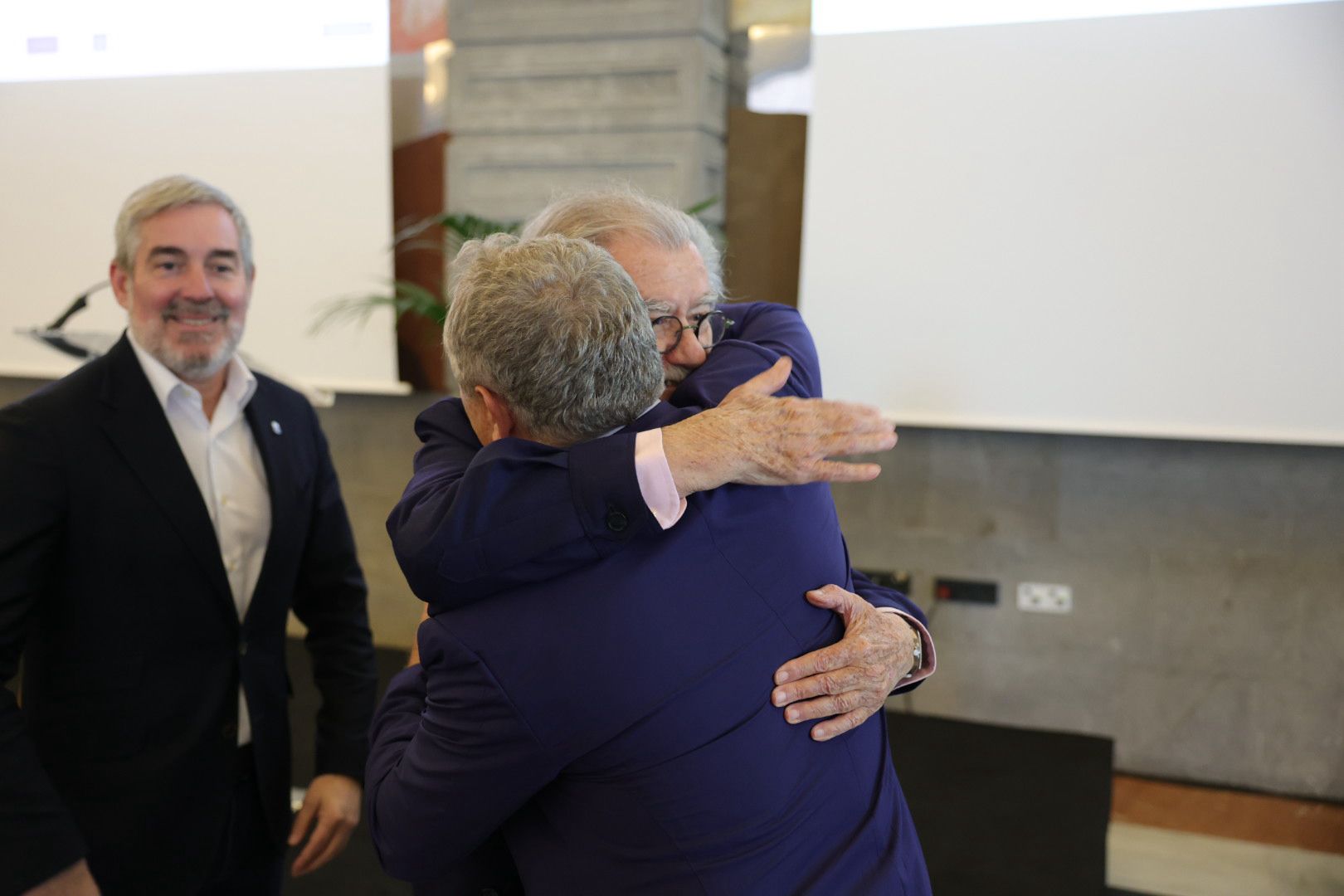 Imágenes de la entrega del I Premio Gaveta de Honor a Pedro del Castillo