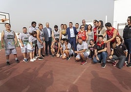 Autoridades con usuarios del nuevo espacio.