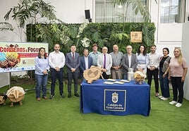 Foto de familia tras la presentación de las jornadas gastronómicas.