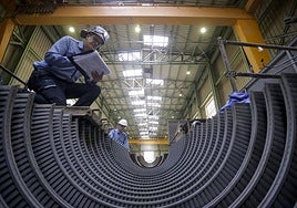 Imagen de operarios de Endesa revistando equipos en la central eléctrica de Juan Grande, en Gran Canaria.