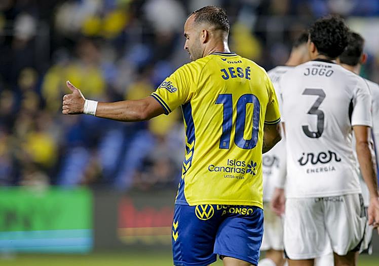 Jesé hace un signo de aprobación.