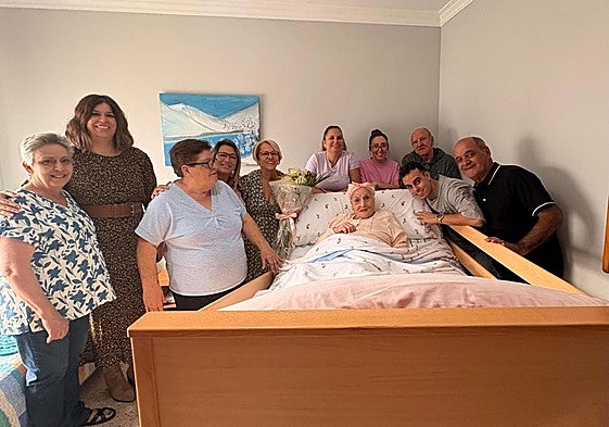 María Jiménez junto a parte de su familia y la alcaldesa de Ingenio, Vanesa Martín.
