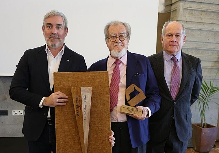 De izquierda a derecha: el presidente de Canarias, Fernando Clavijo, el galardonado, Pedro del Castillo y Bravo de Laguna, y su hijo, Pedro Agustín del Castillo.