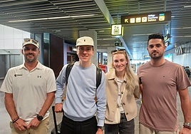 Daniel González, gerente de DG Eventos; Tadej Pogačar; Urška Žigart; y Beñat Intxausti, Manager Riders in A&J All Sports Agency.