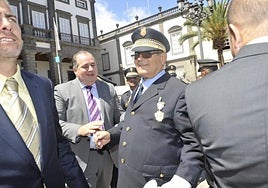 Imagen de archivo de Zenón Sánchez, uniformado y condecorado en un acto.