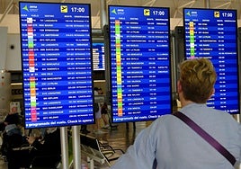 Imagen de archivo de los paneles de vuelo en el Aeropuerto de Gran Canaria.