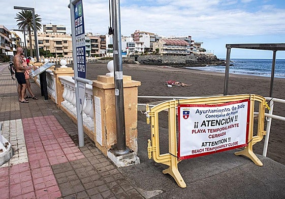 Cinco playas teldenses continúan cerradas al baño.