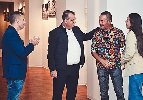 El alcalde Alejandro Jorge, el concejal de Cultura, José Díaz, el fótografo José Juan Soto y la concejala de Hacienda, Kathaysa Rodríguez, en la inauguración de la muestra en el espacio Pepe Dámaso.