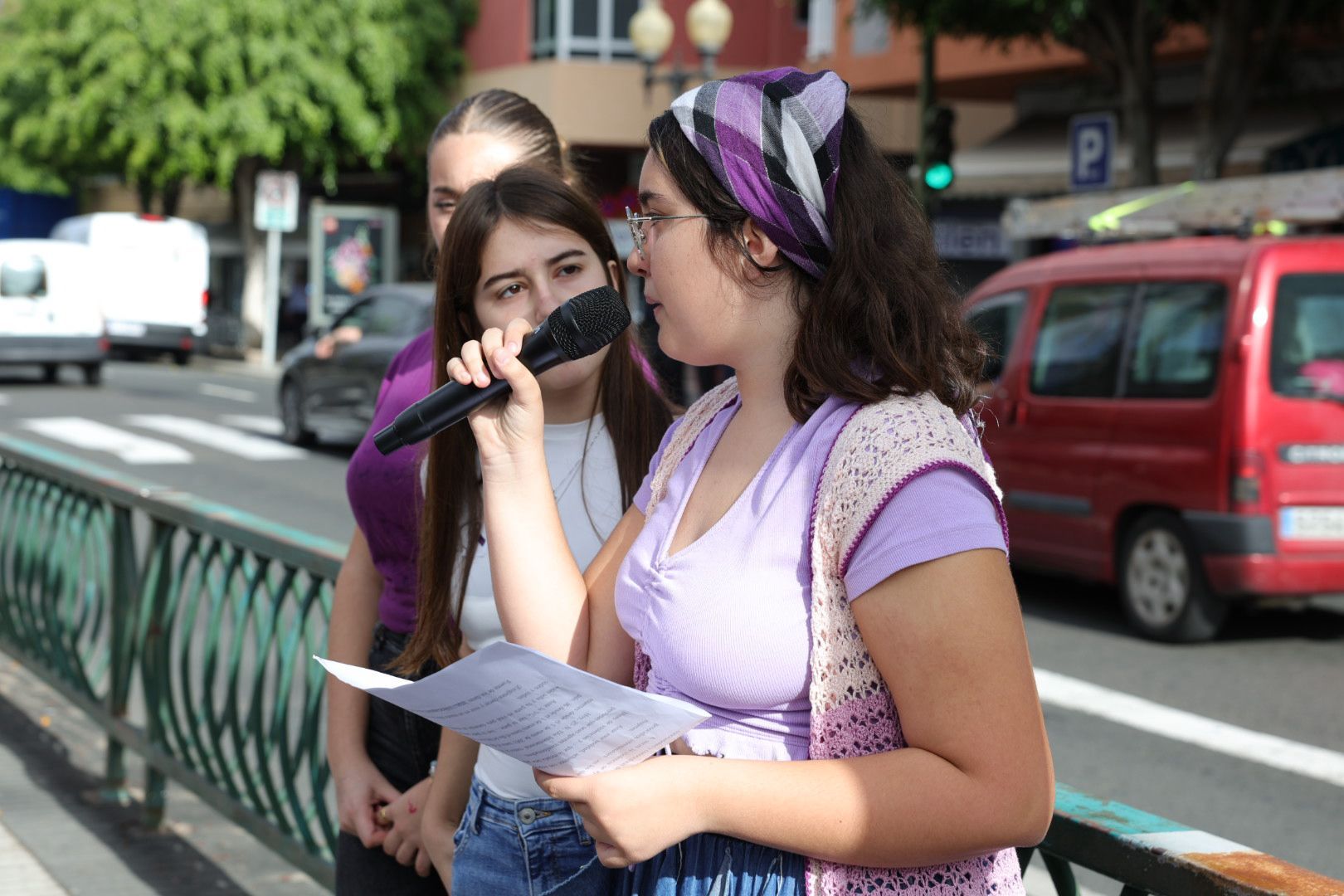 Tomás Morales se blinda con una cadena humana contra la violencia machista, en imágenes