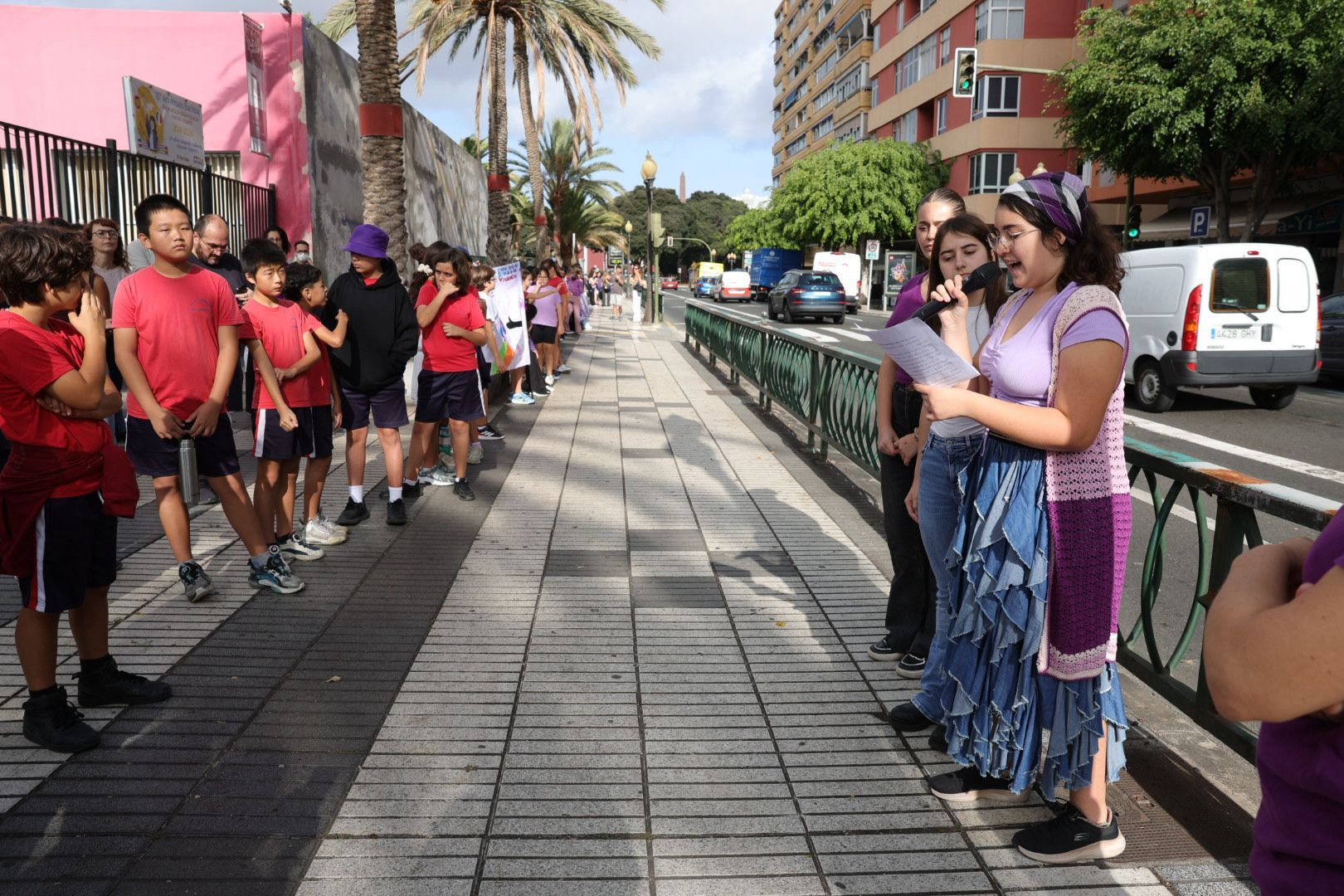 Tomás Morales se blinda con una cadena humana contra la violencia machista, en imágenes