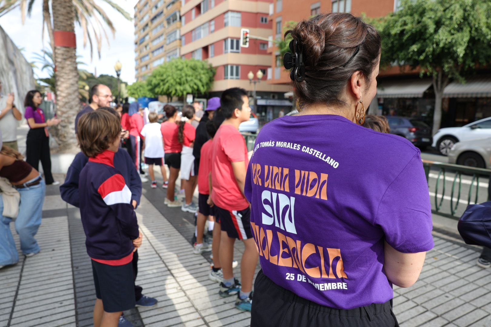 Tomás Morales se blinda con una cadena humana contra la violencia machista, en imágenes