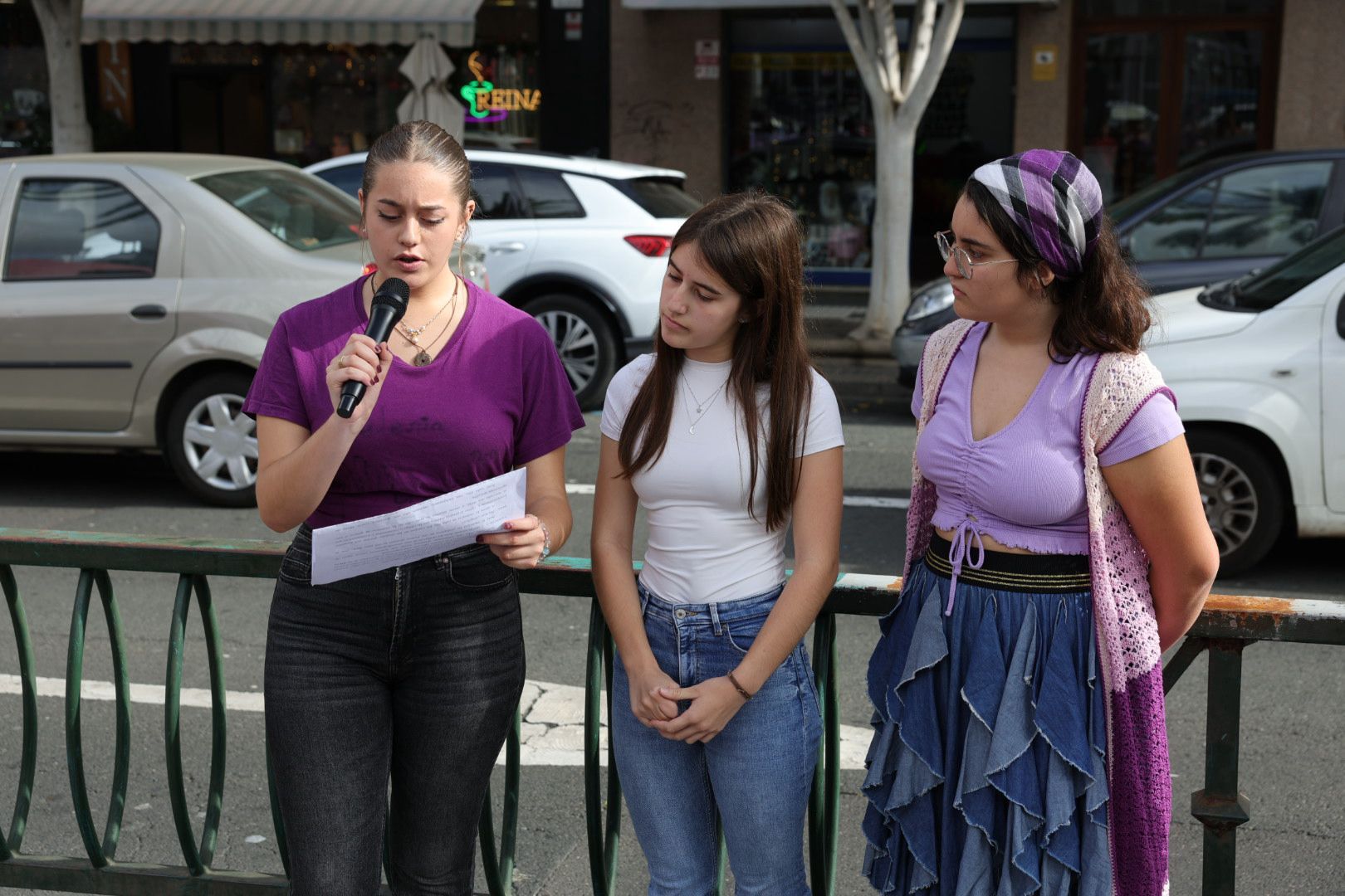 Tomás Morales se blinda con una cadena humana contra la violencia machista, en imágenes