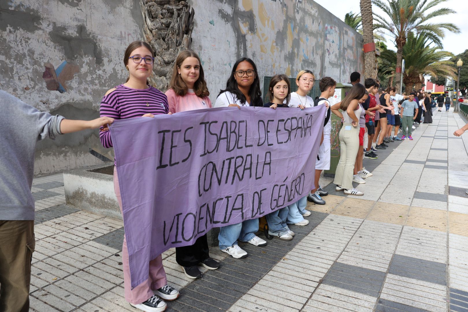 Tomás Morales se blinda con una cadena humana contra la violencia machista, en imágenes