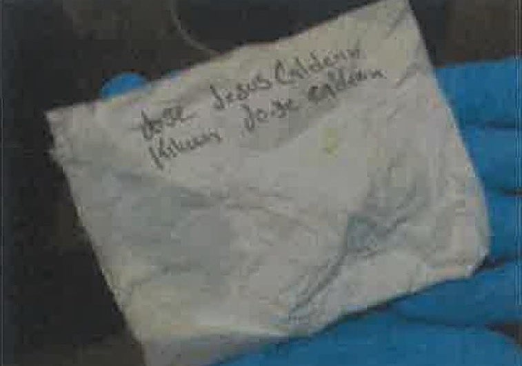Foto del papel que encontró la Policía en la habitación de los sicarios con los nombres del Negro y su hijo.