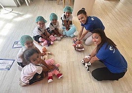 Silvia Marques y Marta Santana 'salvando' a sus peluches junto a un grupo de alumnos del Colegio Canterbury durante una formación de RCP.