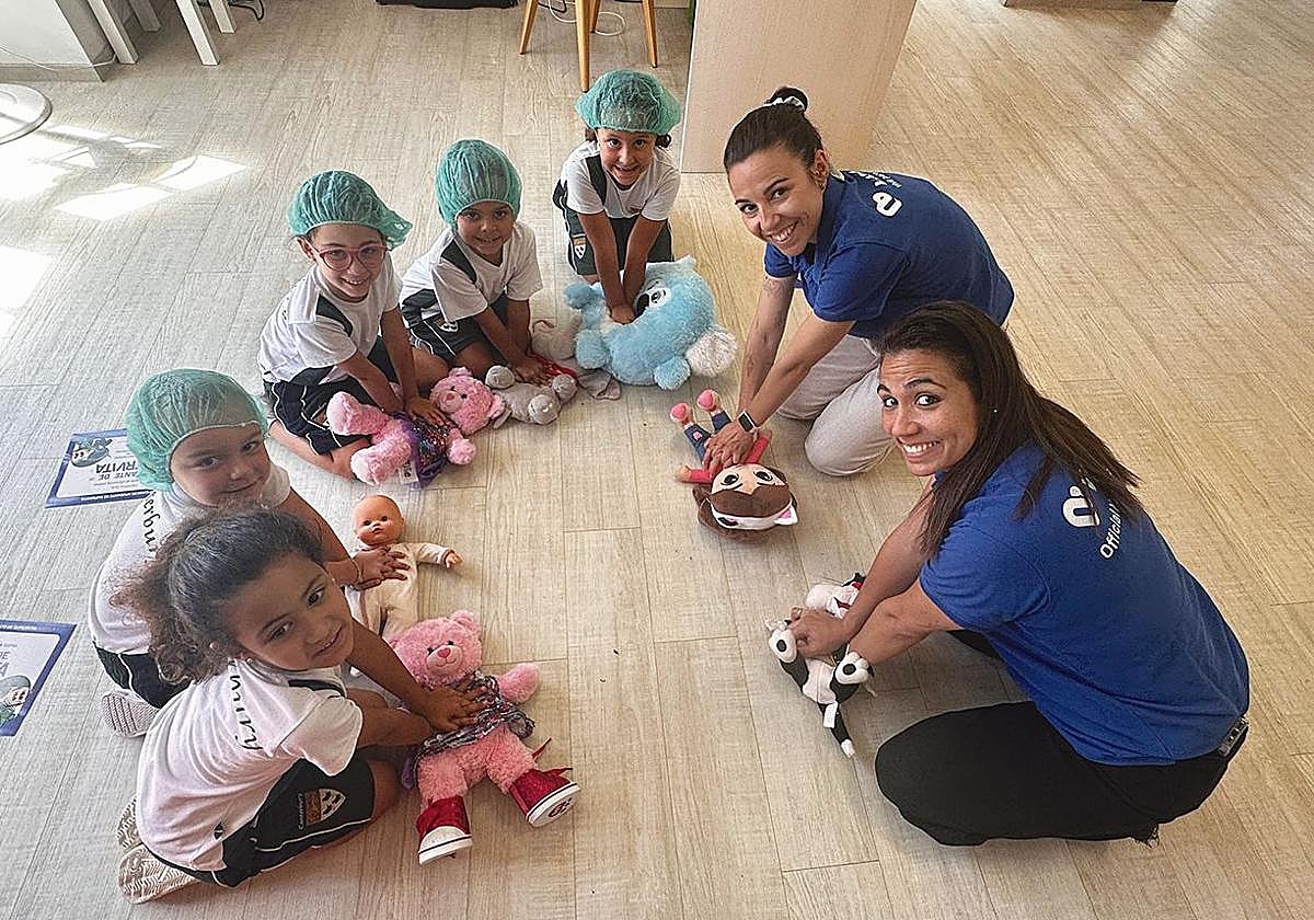 Silvia Marques y Marta Santana 'salvando' a sus peluches junto a un grupo de alumnos del Colegio Canterbury durante una formación de RCP.