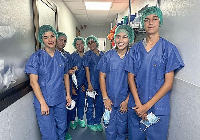Estudiantes del Colegio Brains durante su estancia en quirófanos en un Vithas Aula Salud inmersivo, en el que vivieron varias jornadas con personal del hospital.