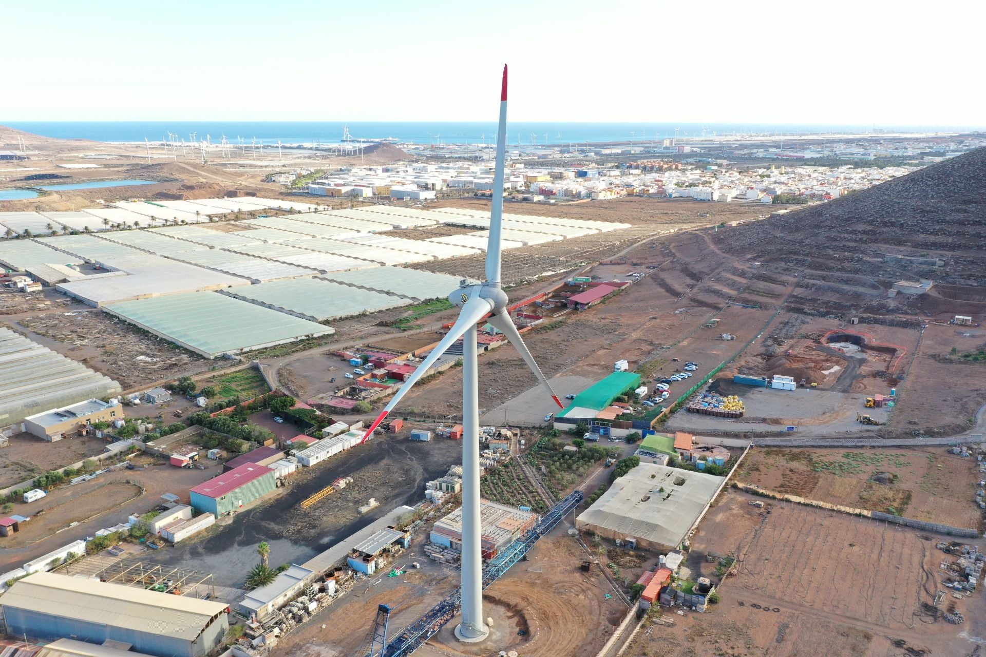 El aerogenerador del parque Renove II ya está instalado en el recinto de Ayagaures Medioambiente en Agüimes.
