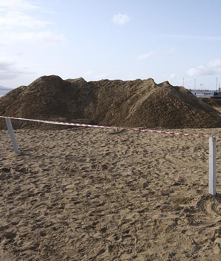 Imagen secundaria 2 - Movimientos de arena en el arenal capitalino.