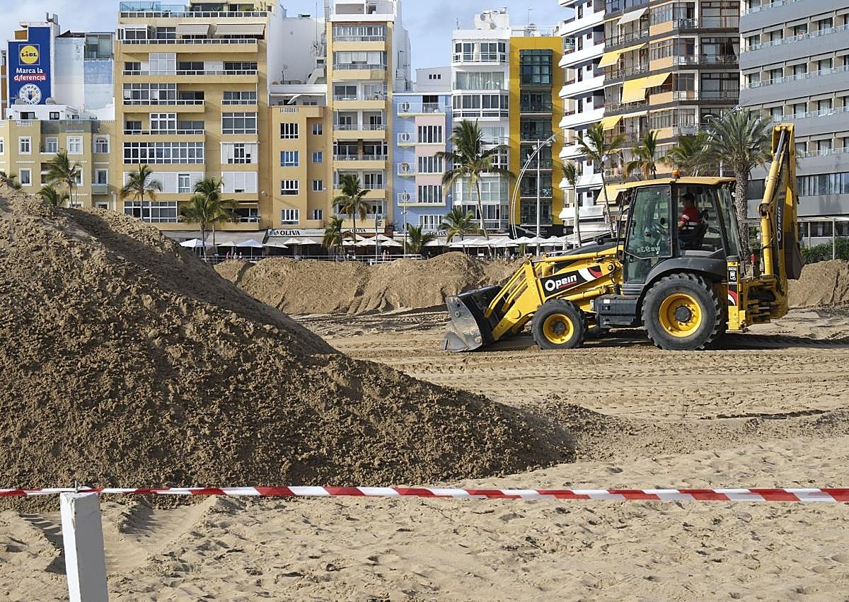 Imagen secundaria 1 - Movimientos de arena en el arenal capitalino.